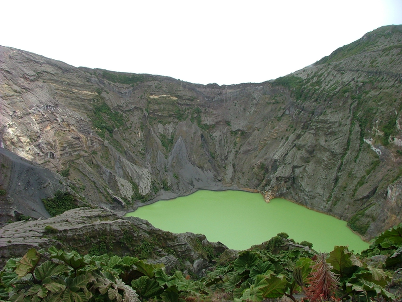Illustration for article titled Absolutely Stunning Examples Of Lakes And Rivers With Unearthly Colors